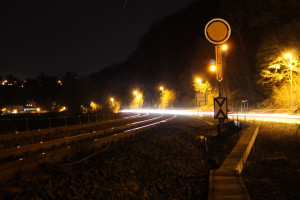 mit wenig Licht erstrahlt das Vorsignal in Weilburg aus Richtung Gräveneck auf der Lahntalbahn am 08.02.2015.
