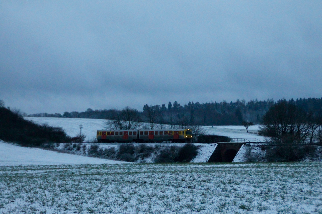 Ein VT2E der HLB überquert den Damm zwischen Hundstadt und Grävenwiesbach, aufgenommen am 16.01.2016.