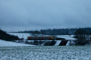 Ein VT2E der HLB überquert den Damm zwischen Hundstadt und Grävenwiesbach, aufgenommen am 16.01.2016.