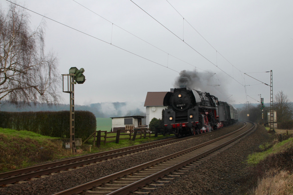 01 1533 bei der an einem Bahnwärterhaus bei Butzbach am 06.02.2016.