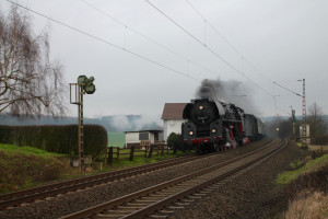 01 1533 bei der an einem Bahnwärterhaus bei Butzbach am 06.02.2016.