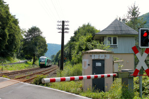 Ein LINT der VECTUS passiert das leer stehende Stellwerk Friedrichsegen Ost in Richtung Limburg auf der Lahntalbahn am 04.08.2014.