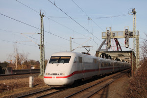 Ein ICE der Baureihe 401 in Hanau-Steinheim, aufgenommen am 06.02.2016.