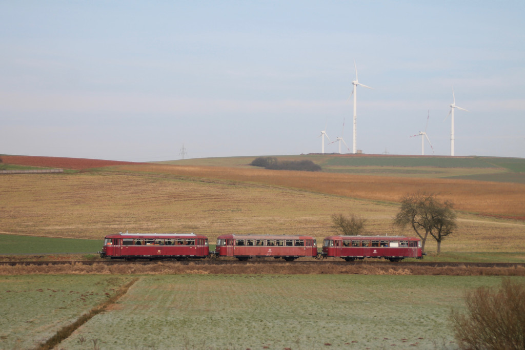 996 677, 996 310 und 798 829 passieren die Windräder bei Ernsthausen auf der Burgwaldbahn, aufgenommen am 28.02.2016