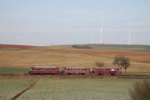 996 677, 996 310 und 798 829 passieren die Windräder bei Ernsthausen auf der Burgwaldbahn, aufgenommen am 28.02.2016