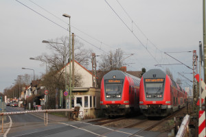 Begegnung zweier Doppelstockzüge am Bahnübergang in Frankfurt-Nied, aufgenommen am 26.02.2016.