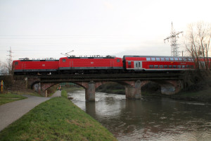 Auf der alten Eisenbahnbrücke in Frankfurt-Nied begegnen sich zwei Züge die mit Loks der Baureihe 143 bespannt sind, aufgenommen am 26.02.2016.