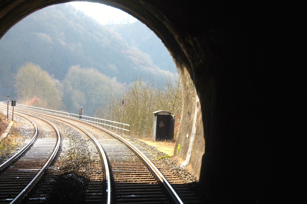 Der Blick aus dem Cramberger Tunnel auf der Lahntalbahn am 28.02.2015. Jemand hat die Tür zum Streckenfernsprecher vergessen zu schließen.