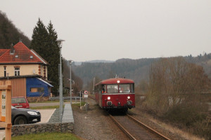 798 829, 996 310 und 996 677 am Haltepunkt Ederbringhausen auf der Burgwaldbahn, aufgenommen am 28.02.2016.