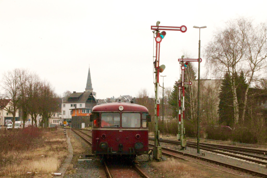 998 880, 998 250, 798 818, 798 622 und 796 724 rangieren im Bahnhof Altenkirchen, aufgenommen am 06.03.2016.