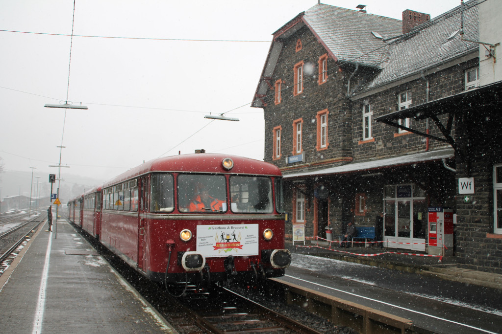 998 880, 998 250, 798 818, 798 622 und 796 724 im Bahnhof Westerburg, aufgenommen am 06.03.2016.