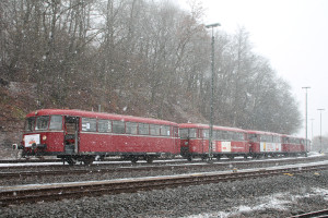 998 880, 998 250, 798 818, 798 622 und 796 724 stehen zur Pause im Bahnhof Westerburg, aufgenommen am 06.03.2016.