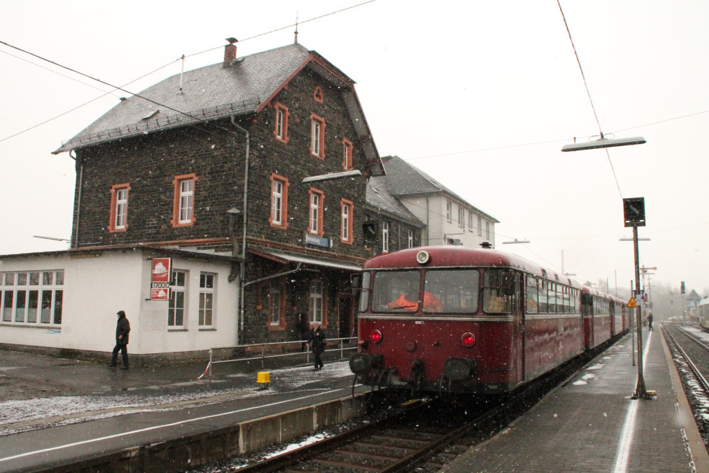 998 880, 998 250, 798 818, 798 622 und 796 724 sind angekommen im Bahnhof Westerburg, aufgenommen am 06.03.2016.