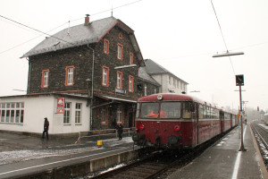 998 880, 998 250, 798 818, 798 622 und 796 724 sind angekommen im Bahnhof Westerburg, aufgenommen am 06.03.2016.