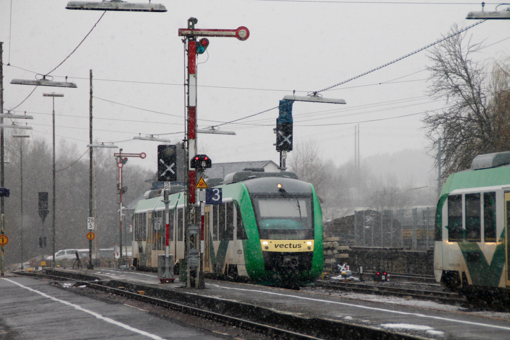 Ein LINT der VECTUS fährt in den Bahnhof Westerburg ein, aufgenommen am 06.03.2016.