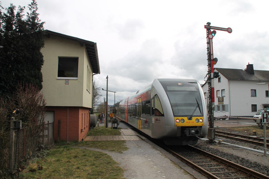 Ein GTW der HLB fährt in den Bahnhof Staffel ein, aufgenommen am 05.03.2016.