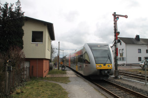 Ein GTW der HLB fährt in den Bahnhof Staffel ein, aufgenommen am 05.03.2016.