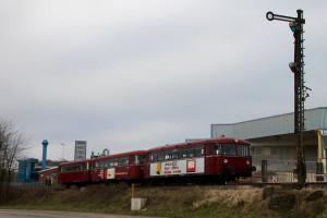 798 818, 998 250 und 998 880 warten vor dem Einfahrsignal von Siershahn, aufgenommen am 13.03.2016.