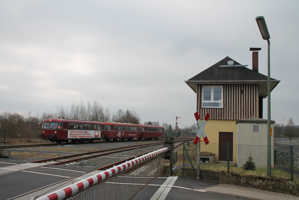 798 818, 998 250 und 998 880 fahren in den Bahnhof Siershahn ein, aufgenommen am 13.03.2016.