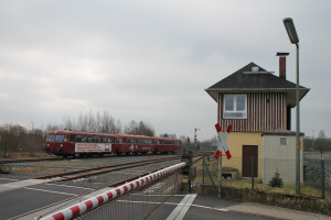 798 818, 998 250 und 998 880 fahren in den Bahnhof Siershahn ein, aufgenommen am 13.03.2016.