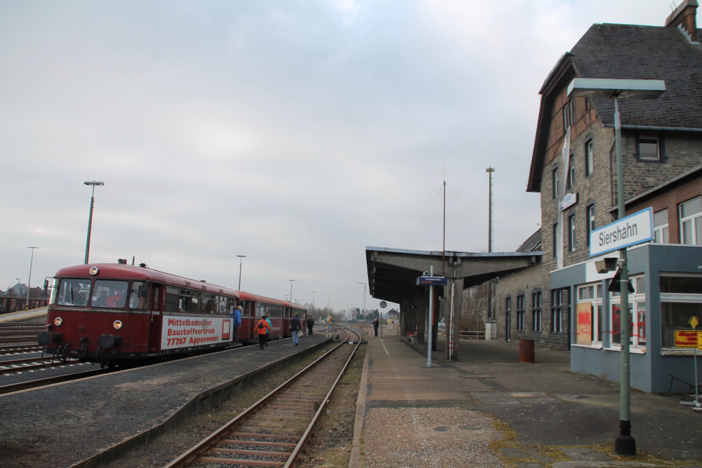 798 818, 998 250 und 998 880 warten im Bahnhof Siershahn auf die Abfahrt nach Altenkirchen, aufgenommen am 13.03.2016.