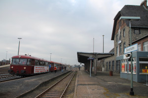 798 818, 998 250 und 998 880 warten im Bahnhof Siershahn auf die Abfahrt nach Altenkirchen, aufgenommen am 13.03.2016.
