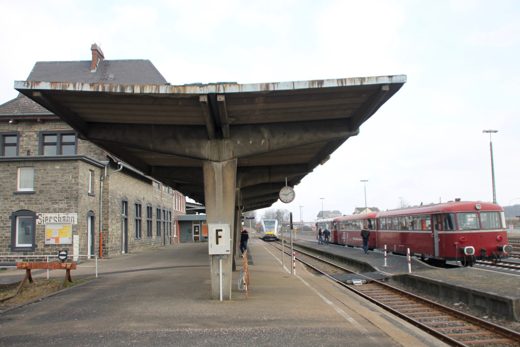 798 818, 998 250 und 998 880 warten im Bahnhof Siershahn auf die Abfahrt, aufgenommen am 13.03.2016.