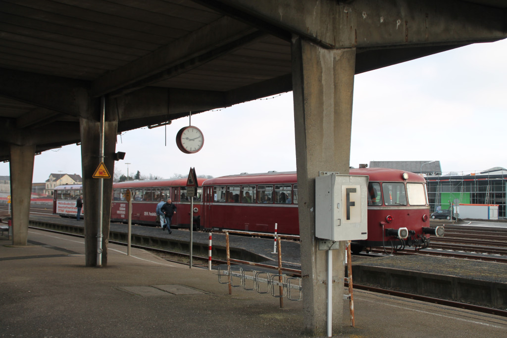 798 818, 998 250 und 998 880 im Bahnhof Siershahn, aufgenommen am 13.03.2016.