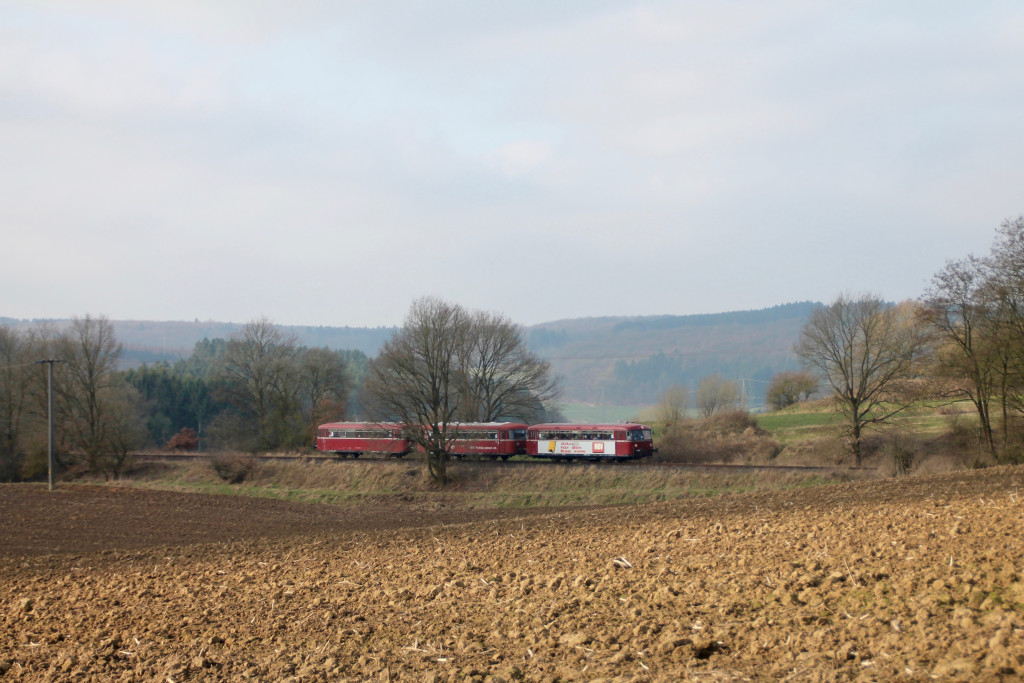 798 818, 998 250 und 998 880 bei Nordhofen auf der Holzbachtalbahn, aufgenommen am 13.03.2016.
