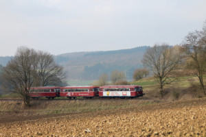798 818, 998 250 und 998 880 bei Nordhofen auf der Holzbachtalbahn, aufgenommen am 13.03.2016.