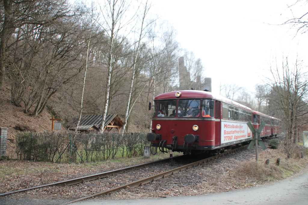 798 818, 998 250 und 998 880 an der Burgruine Reichenstein auf der Holzbachtalbahn, aufgenommen am 13.03.2016.