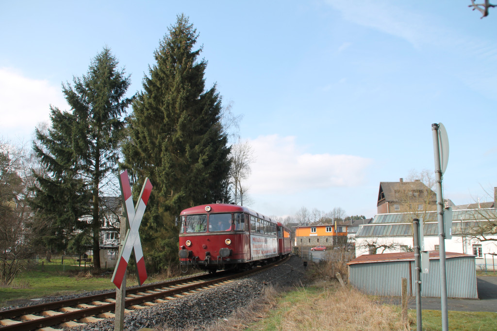 798 818, 998 250 und 998 880 verlassen den Bahnhof Altenkirchen, aufgenommen am 13.03.2016.