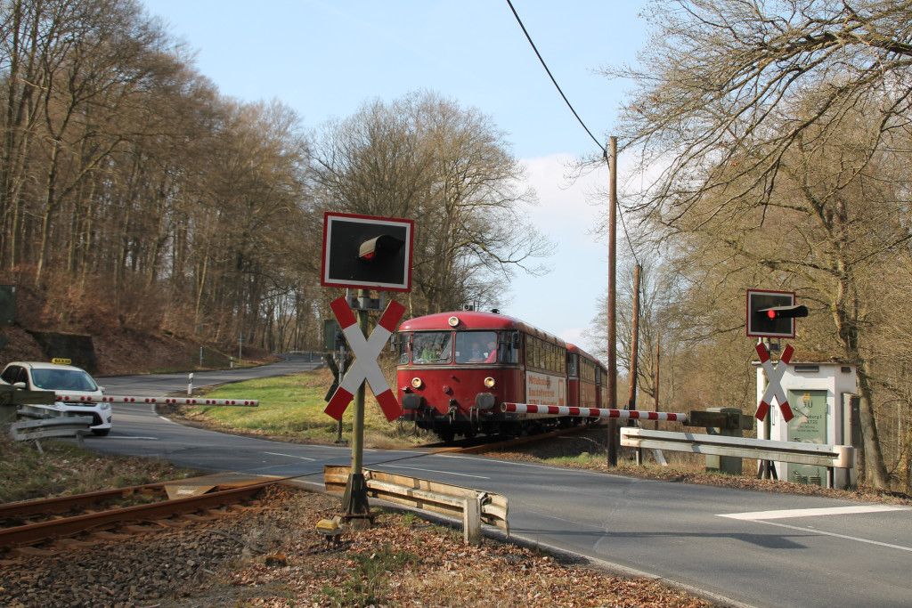 798 818, 998 250 und 998 880 an einem Bahnübergang bei Hachenburg, aufgenommen am 13.03.2016.