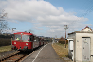 798 818, 998 250 und 998 880 am Haltepunkt in Enspel, aufgenommen am 13.03.2016.