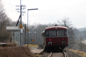 798 818, 998 250 und 998 880 am Haltepunkt Enspel, aufgenommen am 13.03.2016.