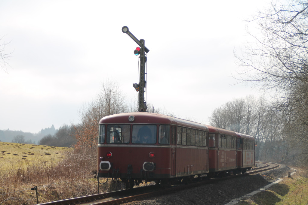 798 818, 998 250 und 998 880 am Einfahrsignal des durchgeschalteten Bahnhof Rotenhain, aufgenommen am 13.03.2016.