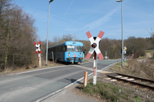 Der Esslinger Triebwagen VT408 überquert am 09.04.2015 als "Wipperliese" den Bahnübergang in Wippra.