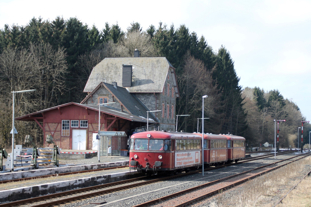 798 818, 998 250 und 998 880 im Bahnhof Langenhahn, aufgenommen am 13.03.2016.