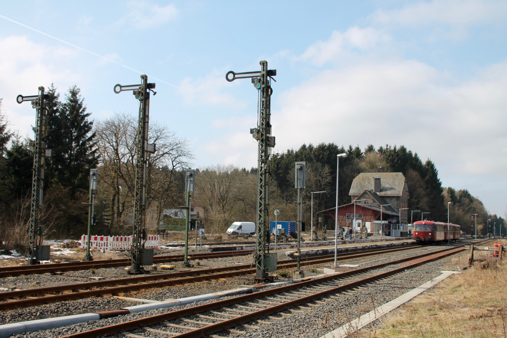 798 818, 998 250 und 998 880 warten im Bahnhof Langenhahn auf den Gegenzug, aufgenommen am 13.03.2016.