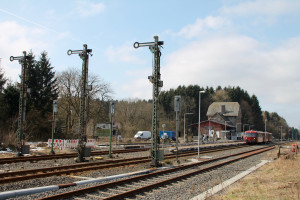798 818, 998 250 und 998 880 warten im Bahnhof Langenhahn auf den Gegenzug, aufgenommen am 13.03.2016.