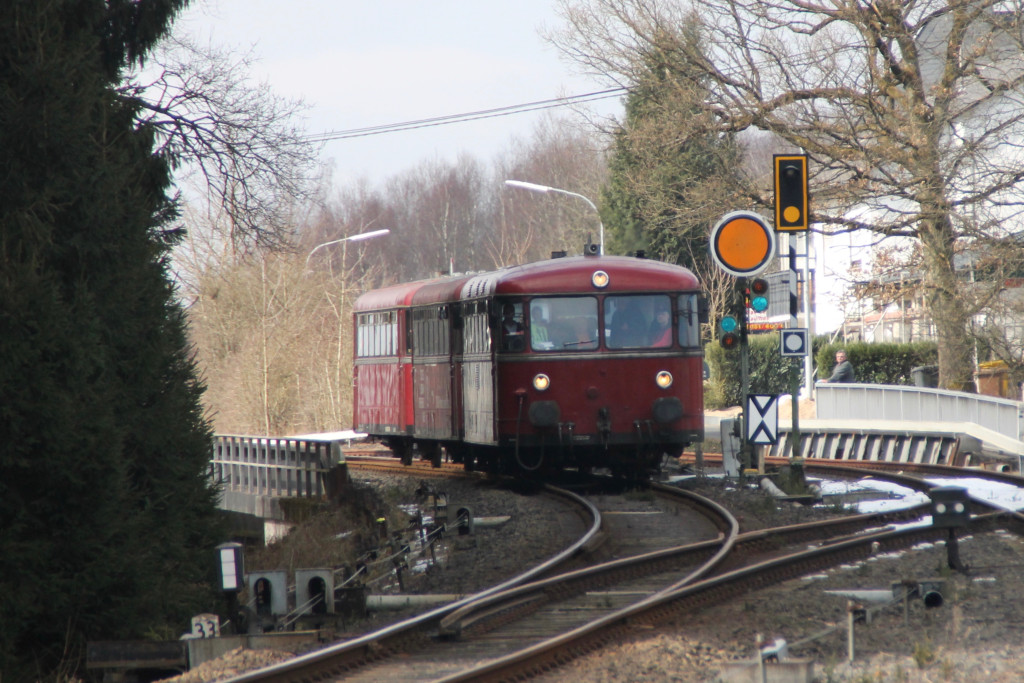 798 818, 998 250 und 998 880 am Ausfahr-Vorsignal im Bahnhof Langenhahn, aufgenommen am 13.03.2016.