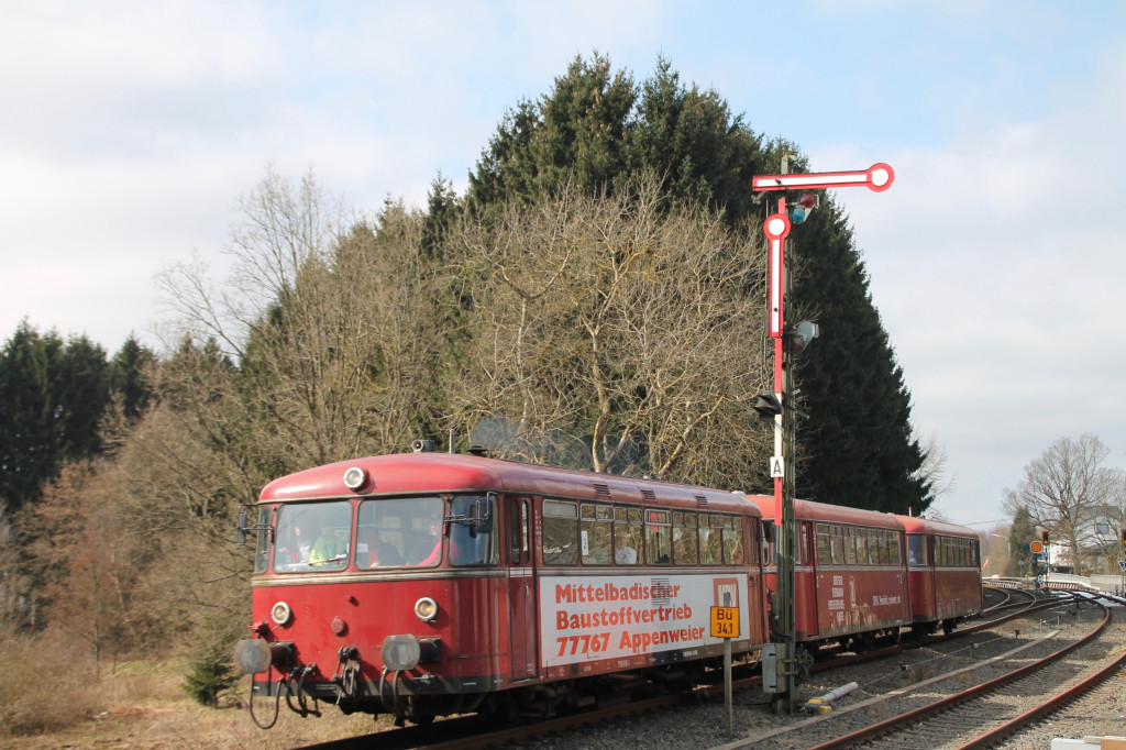 798 818, 998 250 und 998 880 am Einfahrsignal des Bahnhof Langenhahn, aufgenommen am 13.03.2016.