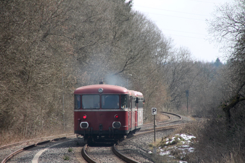 798 818, 998 250 und 998 880 verließen Langenhahn mit einem lauten Pfiff, aufgenommen am 13.03.2016.