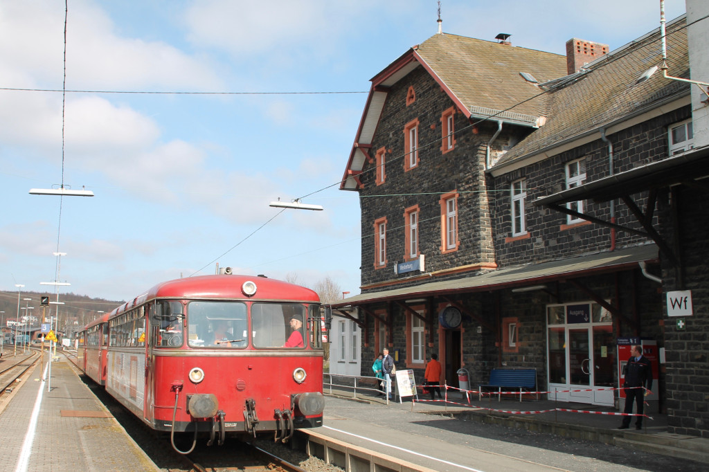 798 818, 998 250 und 998 880 am Bahnsteig in Westerburg, aufgenommen am 13.03.2016.