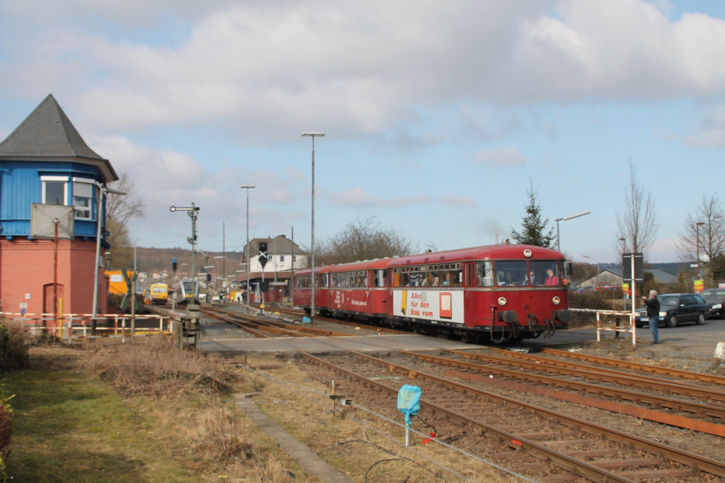 798 818, 998 250 und 998 880 verlassen Westerburg, aufgenommen am 13.03.2016.