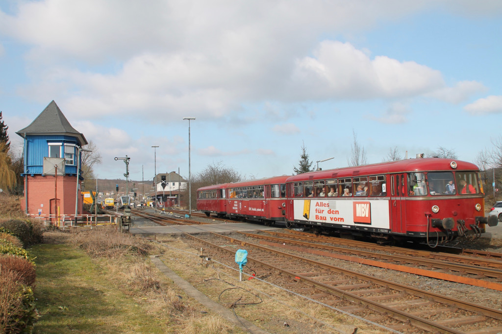 798 818, 998 250 und 998 880 verlassen den Bahnhof Westerburg, aufgenommen am 13.03.2016.