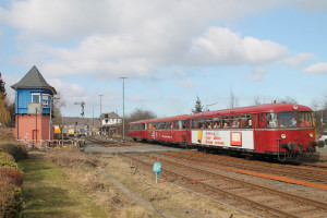 798 818, 998 250 und 998 880 verlassen den Bahnhof Westerburg, aufgenommen am 13.03.2016.
