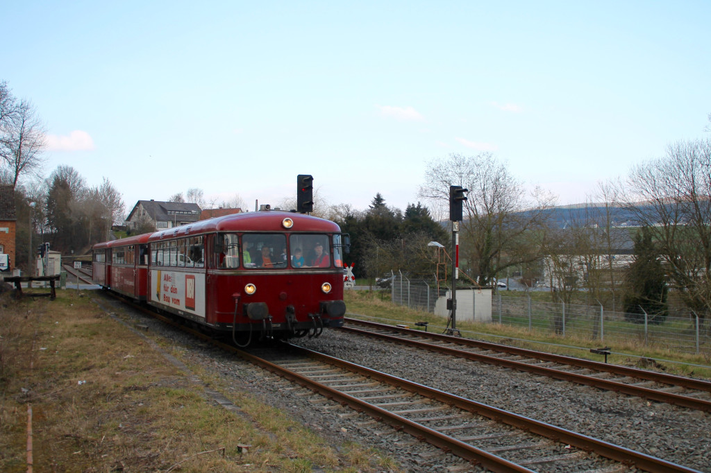 798 818, 998 250 und 998 880 an den Ausfahrsignalen im Bahnhof Niederzeuzheim, aufgenommen am 13.03.2016.