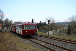 798 818, 998 250 und 998 880 an den Ausfahrsignalen im Bahnhof Niederzeuzheim, aufgenommen am 13.03.2016.