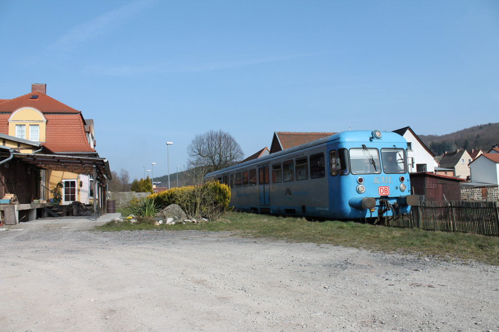 Der Esslinger Triebwagen VT408 verlässt am 09.04.2015 als "Wipperliese" den Haltepunkt  Friesdorf in Richtung Wippra.